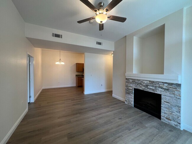 Foto del edificio - Beautifully remodeled 3 bedroom 2 bathroom downstairs condo right next to the pool!!