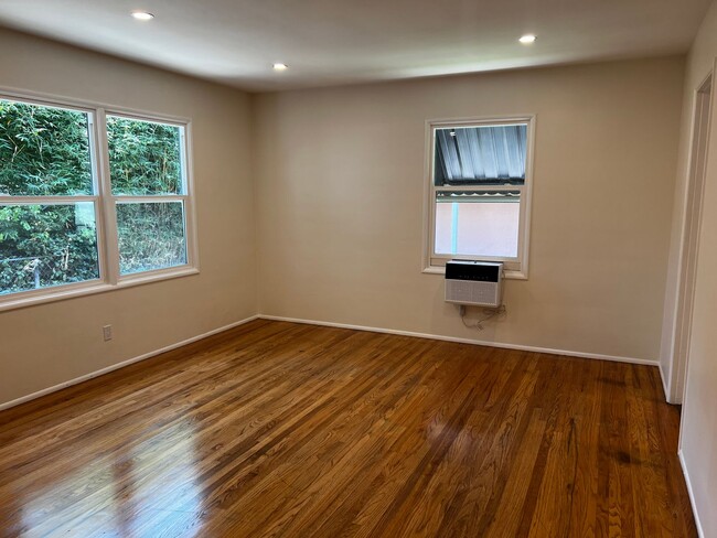 Building Photo - 2 Bedroom 1 Bath Completely Remodeled Apar...