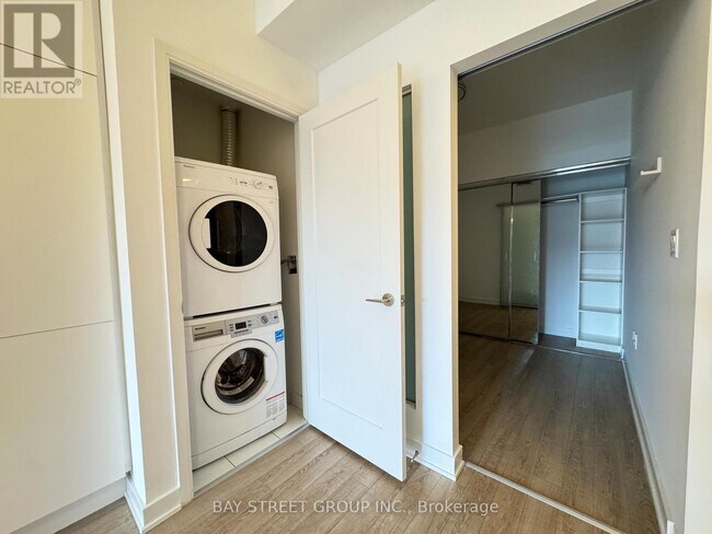 Photo du bâtiment - 576 Front St W