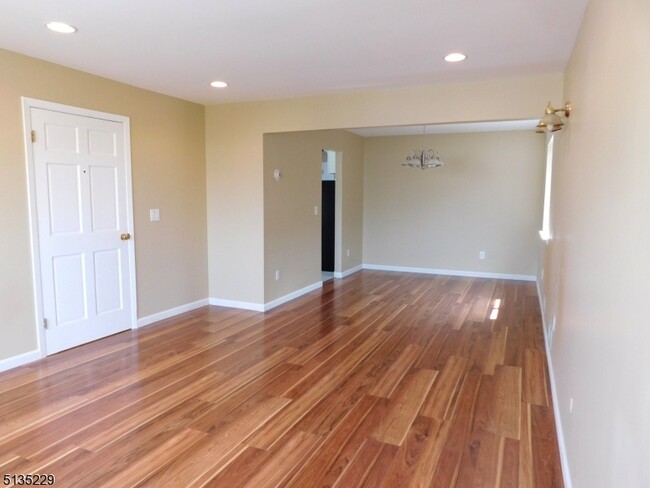 Building Photo - 420 7th St