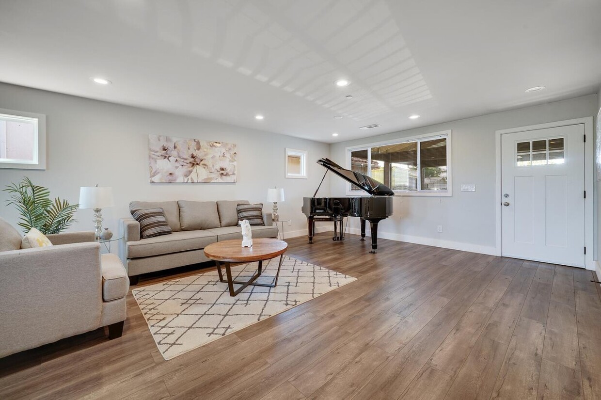Foto principal - 1404 Camellia Dr