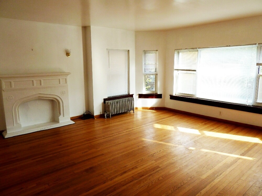Interior Photo - 7736 S Kingston Ave