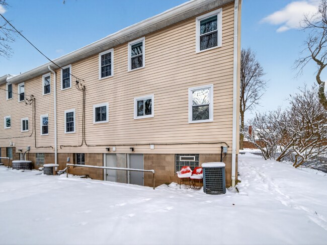 Foto del edificio - 1082h Mt Hope Ave