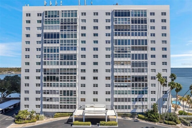 Building Photo - 1 bedroom condo just seconds from the Skyway