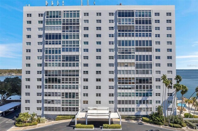 Foto del edificio - 1 bedroom condo just seconds from the Skyway