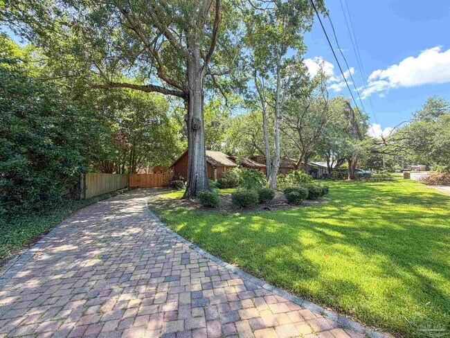 Foto del edificio - 7707 Beechwood Dr