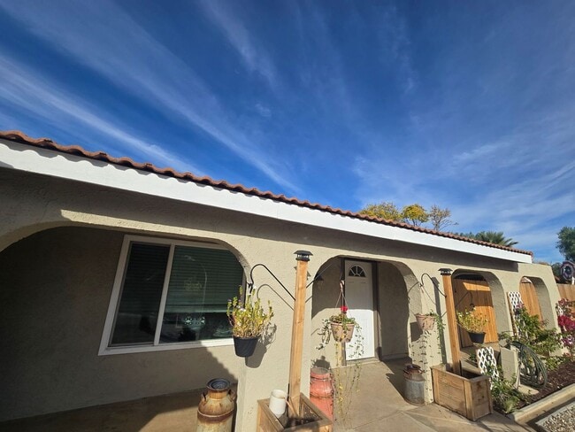 Building Photo - Spacious Home With Ample Outdoor Space!