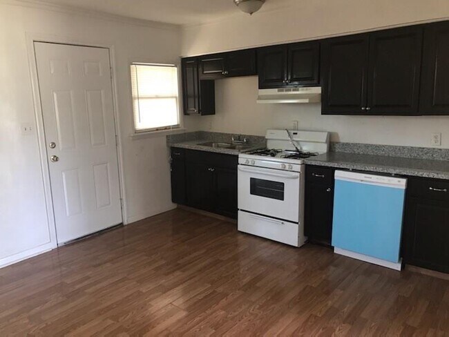 Foto del edificio - 1736 Lynn Ln