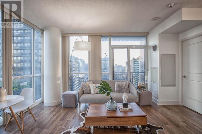 Photo du bâtiment - 23 Sheppard Ave E