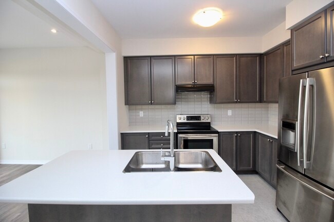 Building Photo - 134 Esther Cres