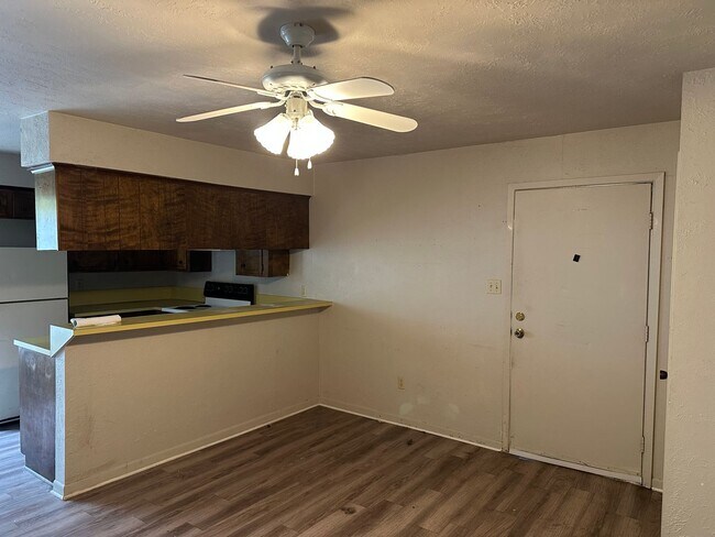 Building Photo - Bryan - 1 bedroom / 1 bath - duplex - fenced in area behind unit. Near 29th street.
