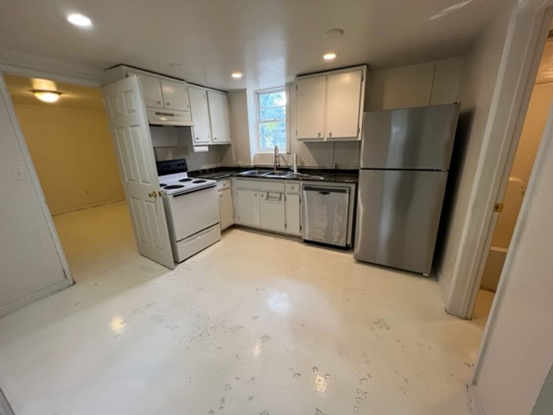 Building Photo - 2 bed 2 bath- DOWNSTAIRS!!