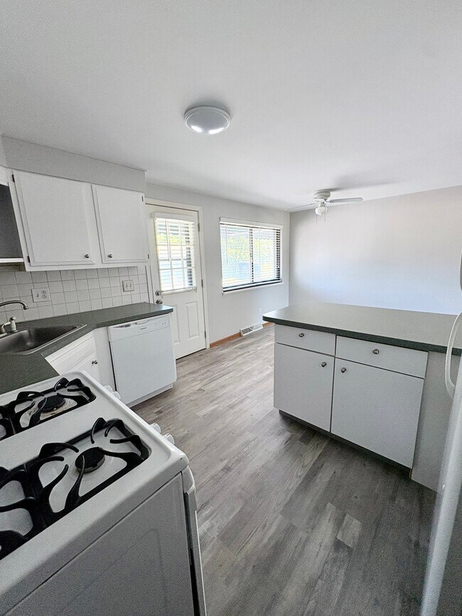 Foto del edificio - 231 Greenmeadow Dr