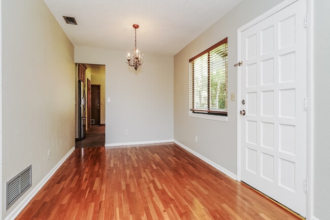 Building Photo - 55 Windrift Ct