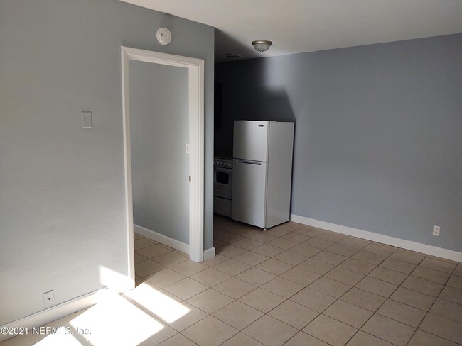 Foto del edificio - 5647 Merrill Rd