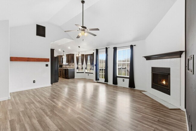 Foto del edificio - 3 Bedroom | 2 Bathroom | 2 Car Garage | Springfield MO | Fenced Back Yard!