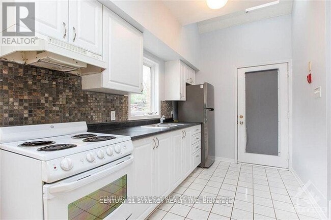 Building Photo - 450 MacLaren St