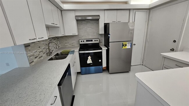 Foto del edificio - 871 NE 195th St