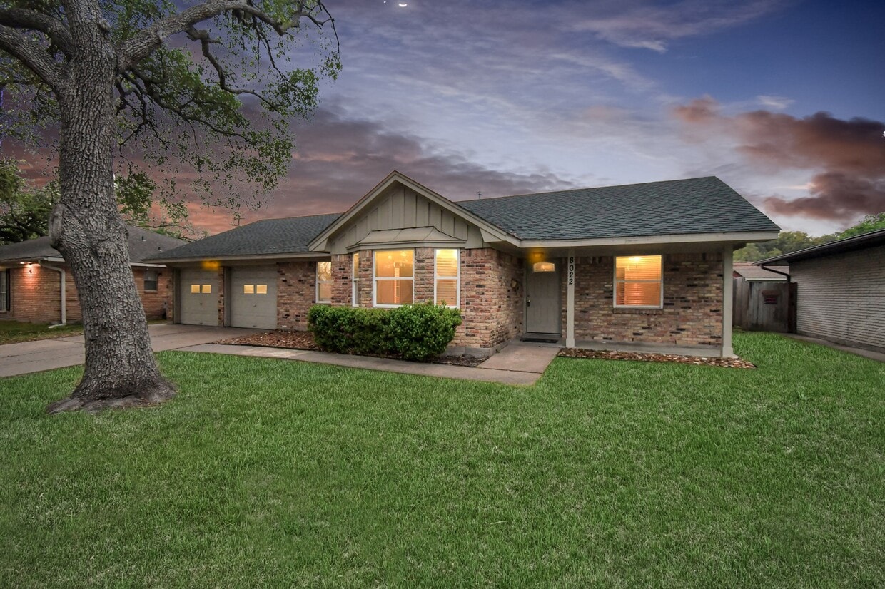 Foto principal - 8022 Sharpview Dr