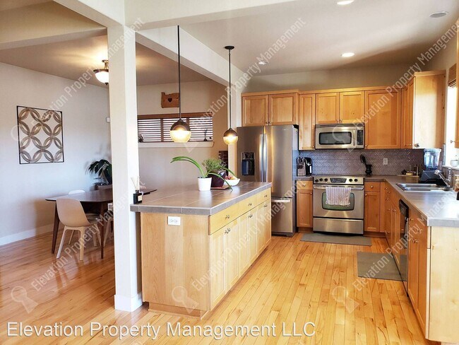 Building Photo - 3 br, 2 bath House - 3141 NE Monte Vista Ln