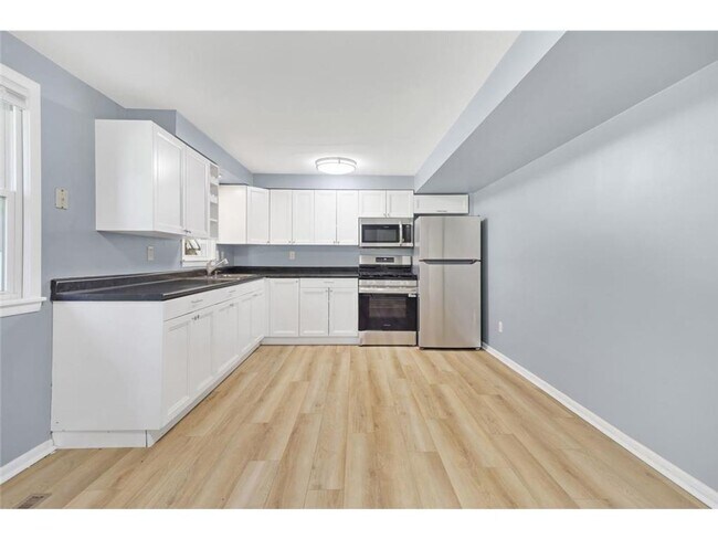 Foto del edificio - 6040 Hemlock Ln N