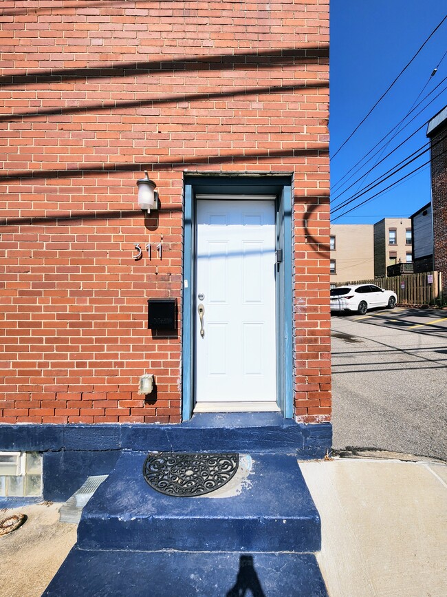 Building Photo - 311 37th St