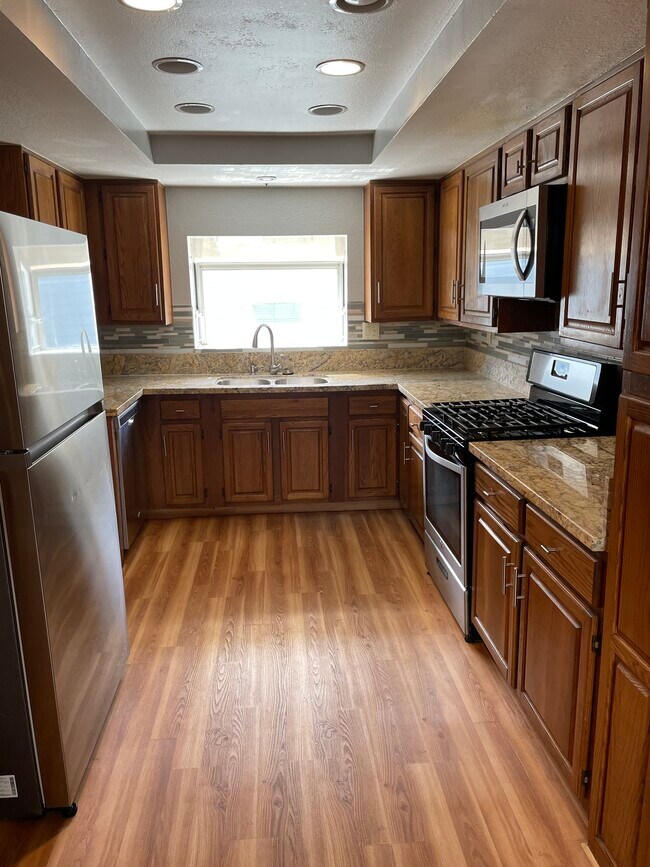 Kitchen w/ garden box window - 2419 Vanderbilt Ln