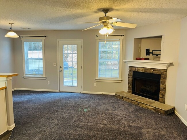 Building Photo - Wow! 3 bedroom 2.5 bathroom townhome in Co...