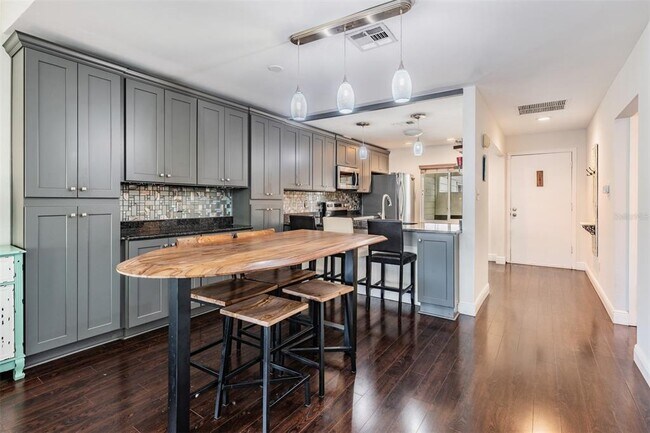 Foto del edificio - 637 Drake Ln N
