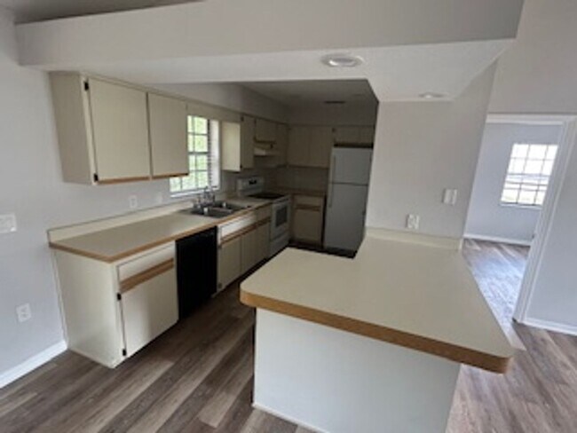 Building Photo - 2/2/1 PET FRIENDLY
