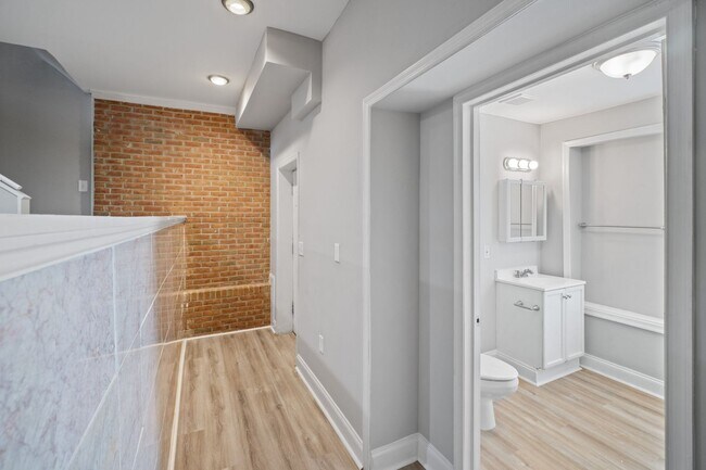 Foto del edificio - Finished Basement & Fenced Backyard!