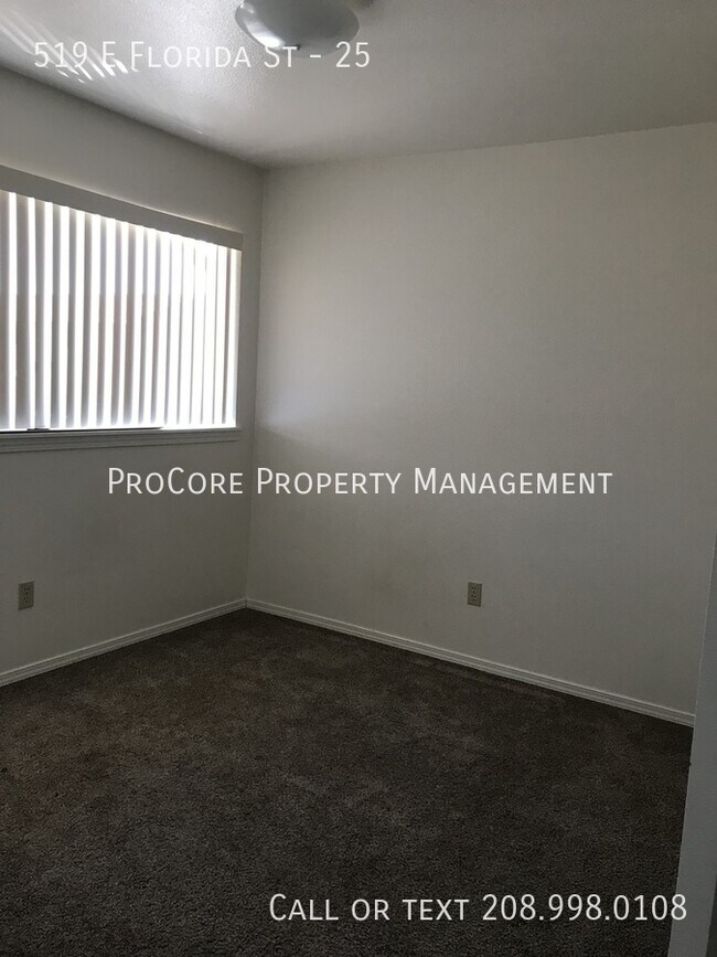 Building Photo - 2 Bed/ 1.5 Bath, Attached Storage Closet, ...