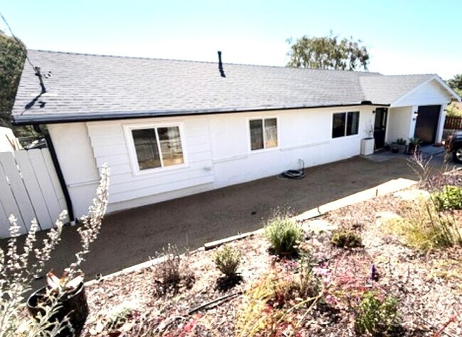 Foto del edificio - Coming soon! 06-15-26 Newly Remodeled Furnished Oceanside Retreat with Green Space Views 3 bedroo...