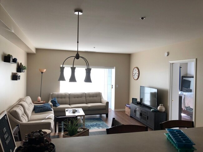 Building Photo - 410 W Mahogany Ct