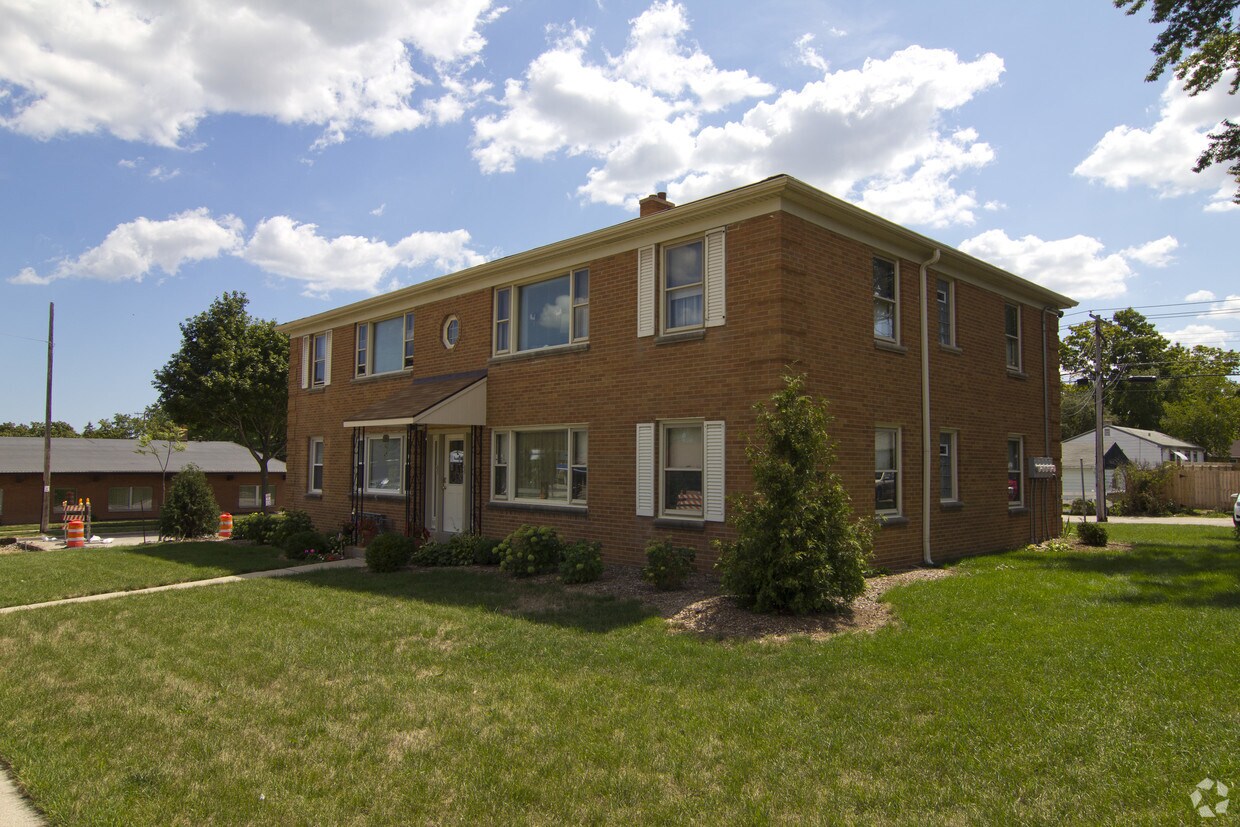 Foto principal - 8301-8319 W Capitol Dr