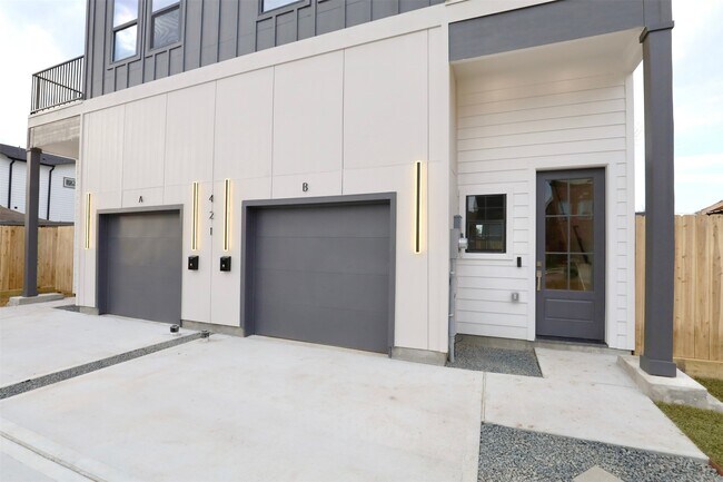 Building Photo - 421 E 41st St