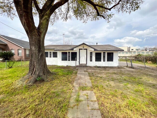 Foto del edificio - 2423 Woodard St