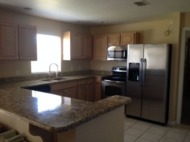Building Photo - "Charming 4-Bed, 2-Bath St. Cloud Gem with...