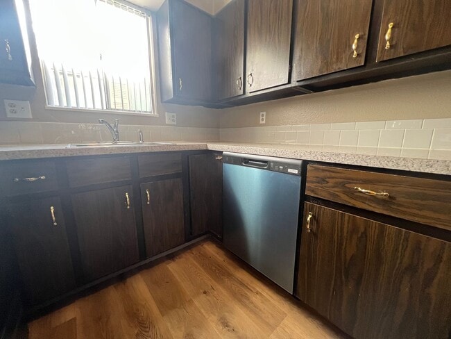 Building Photo - Renovated 2 Bedroom 1 Bathroom Unit!