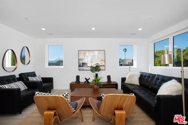 Building Photo - 945 N Oxford Ave