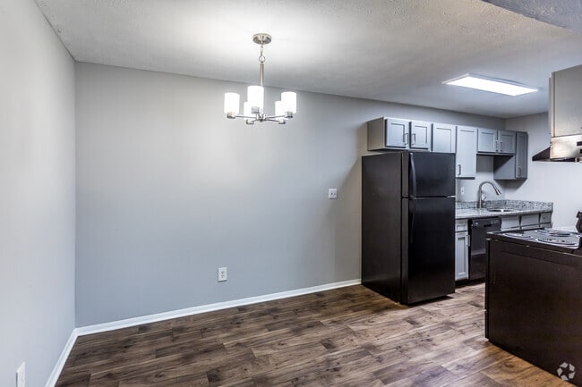 1 BR, 1 BA - 685SF - Dining Room - The Callaway