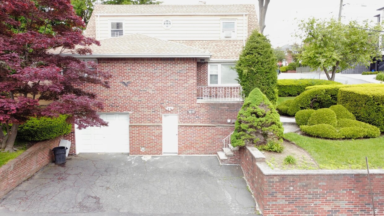 Primary Photo - 1619-2 Ann St