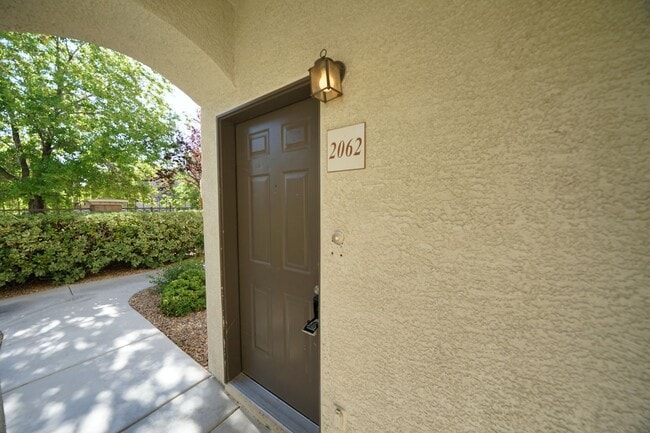 Building Photo - No Showings until 8/15/2025