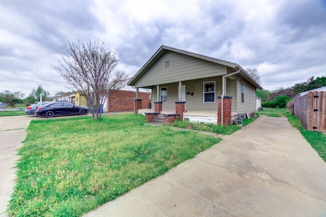 Foto del edificio - N Denver Ave  Duplex