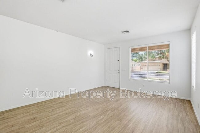 Foto del edificio - 3498 E Bruce Ave