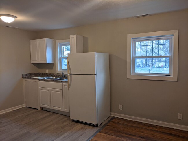 Building Photo - Remodeled, New Kitchen, Real Hardwood!