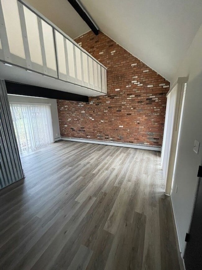 Building Photo - One Bedroom Loft in Royal Oak