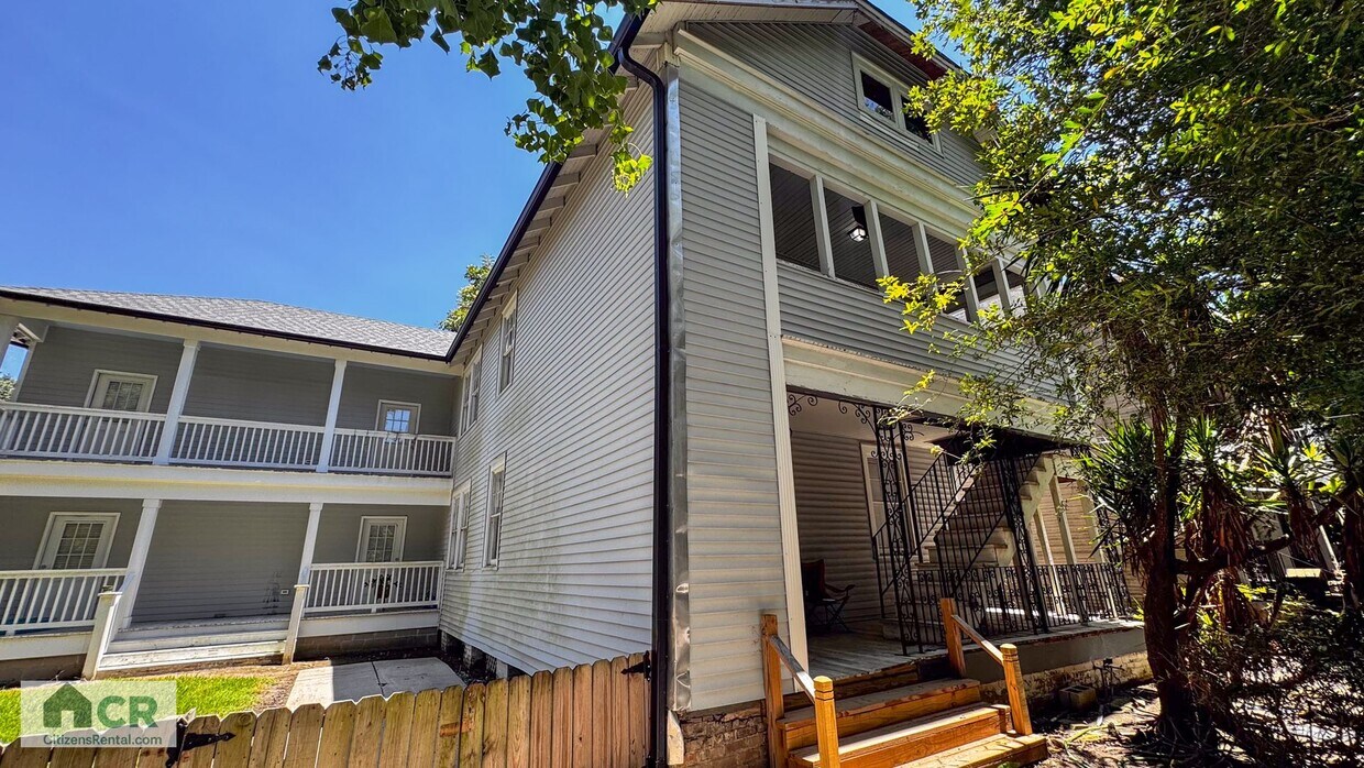 Primary Photo - 1533-1533 Lowerline St