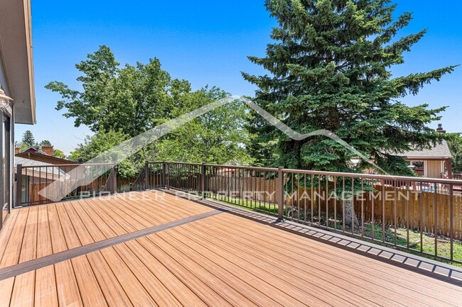 Building Photo - Spacious Home with 2 Car Garage and Centra...