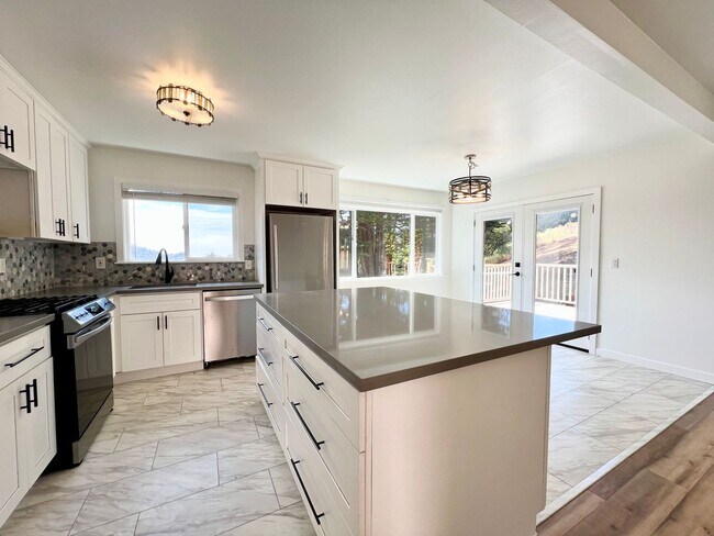 Building Photo - Remodeled 3 Bed, 2 Bath Home near the Beac...